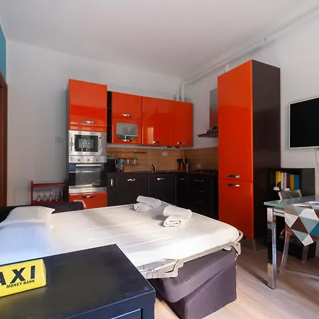 Casa Monet - 10 Minuti Dal Duomo Апартаменты